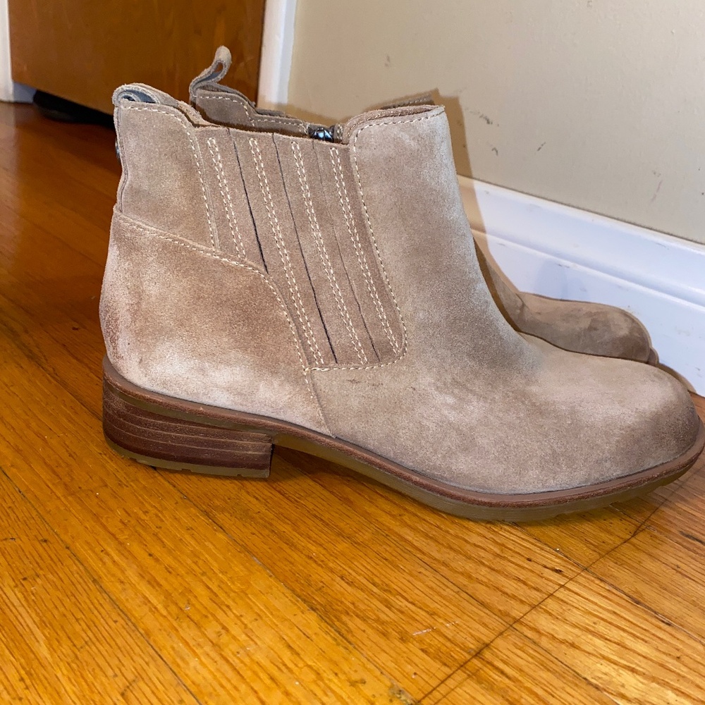 Sofft Bellis Tan Suede Ankle Boots